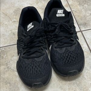 Nike Black Zoom Winflo 6 Women's Athletic Shoes
